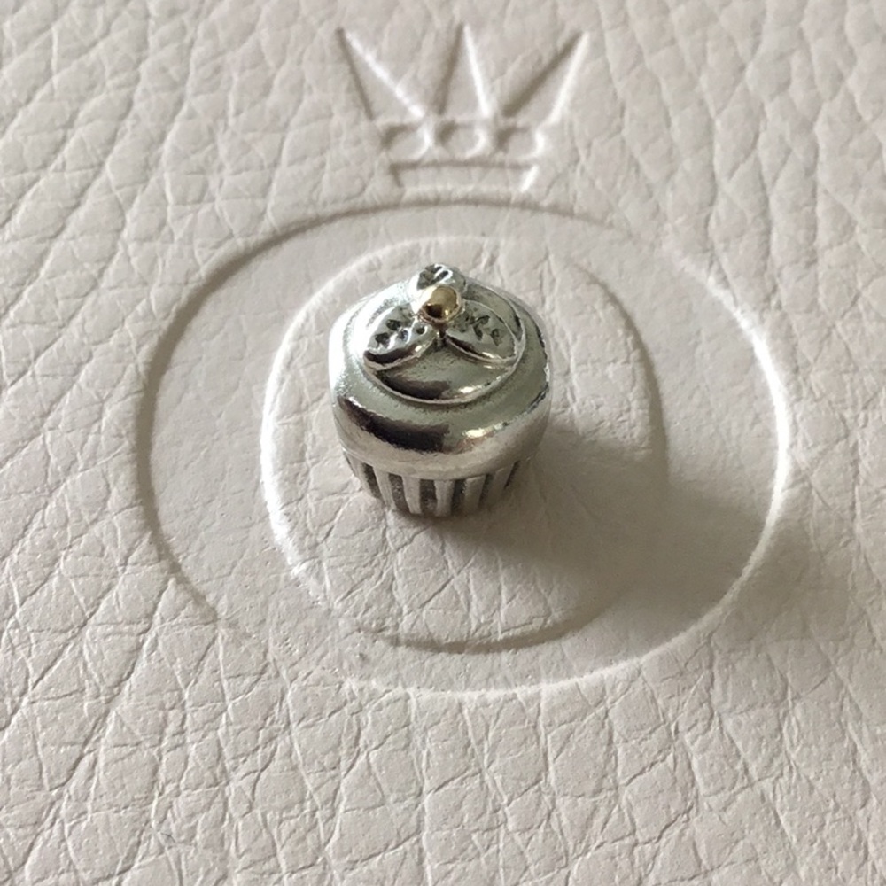 PANDORA Retired cupcake charm